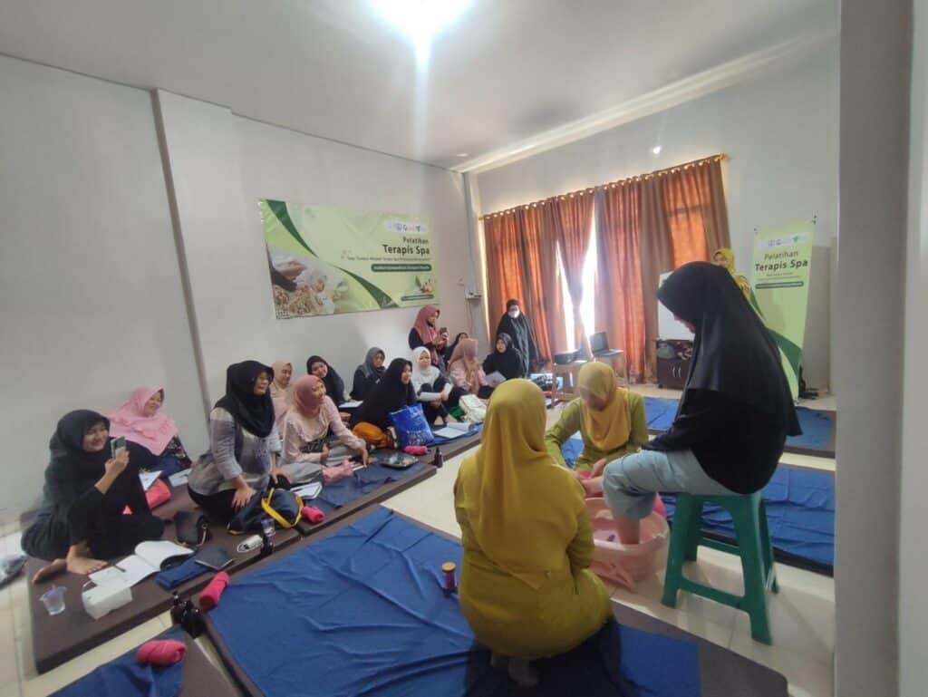 Suasana pelatihan terapis spa oleh Dompet Dhuafa Lampung dan Institut Kemandirian dengan kolaborasi bersama Latifa Spa Academy.