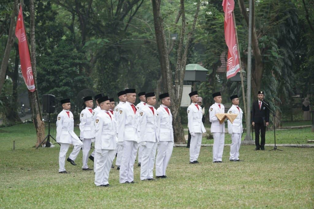 Pasukan pengibaran bendera oleh siswa-siswa SMART Ekselensia Indonesia.