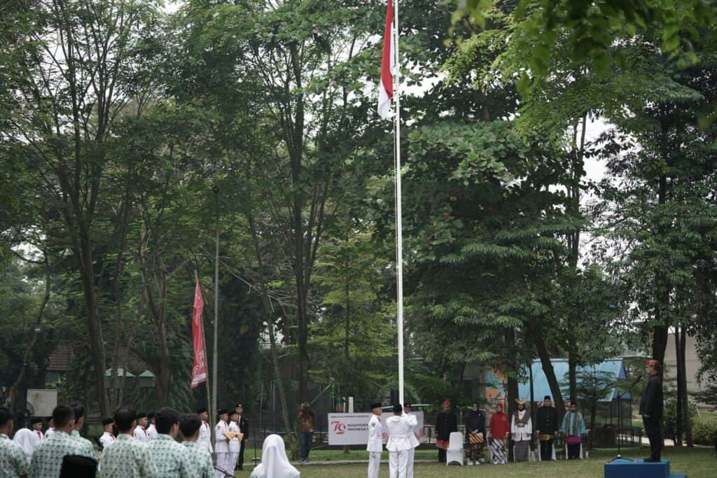 Prosesi pengibaran bendera merah putih.