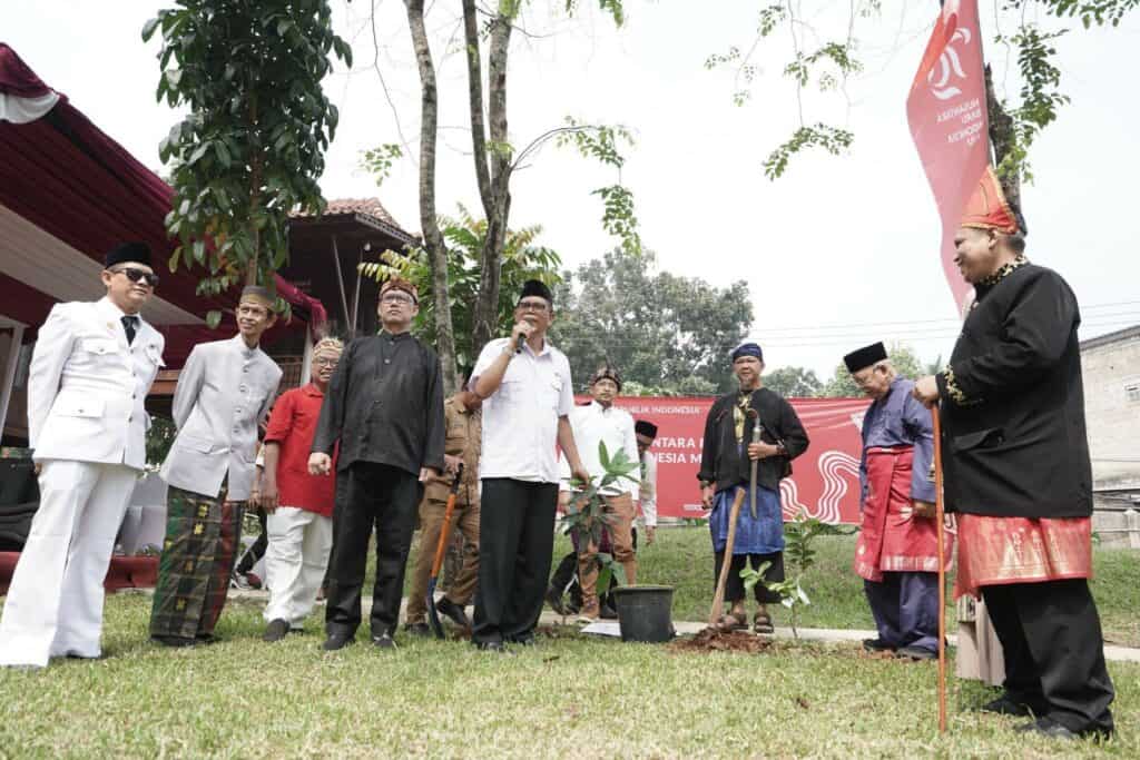 Aksi penanaman pohon kebaikan dipimpin oleh Parni Hadi.