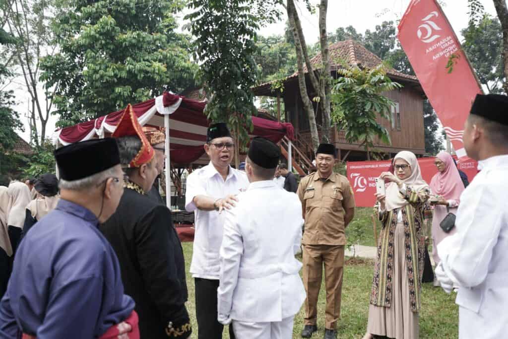 Parni Hadi menyapa pemimpin pasukan pengibar bendera merah putih.