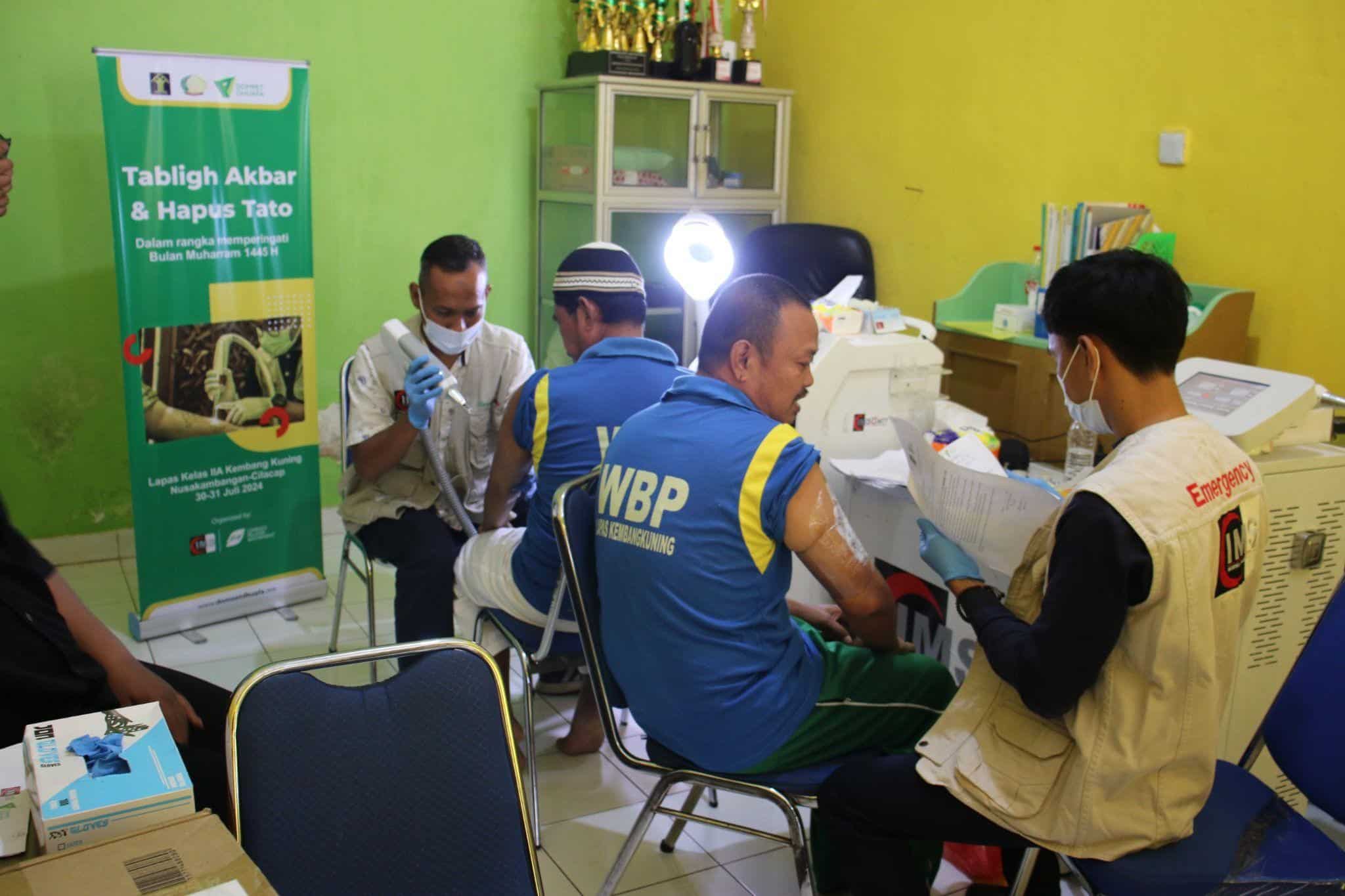 Gambar menunjukkan para warga binaan Lapas Kelas II A Kembang, Nusa Kambangan, melakukan hapus tato.