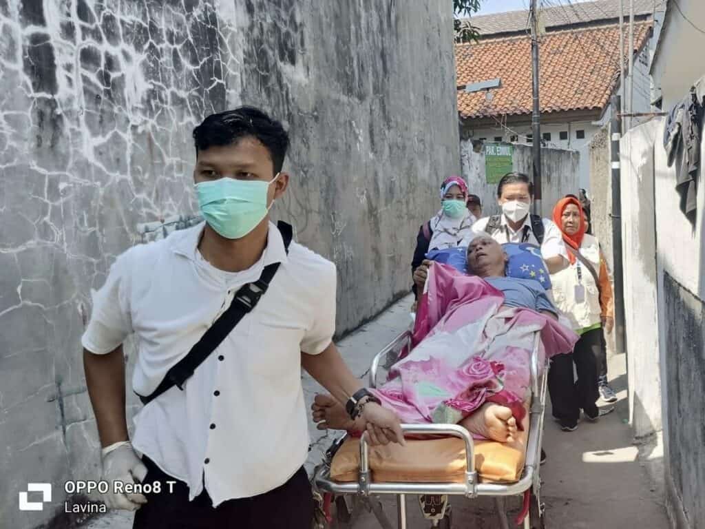 Tim RDK melakukan penanganan krisis kesehatan bagi lansia penyintas kebakaran di Manggarai, Jakarta, Selasa (13/08/2024).