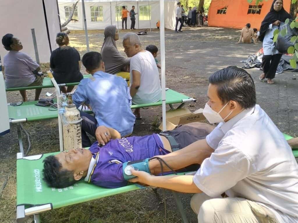 Tim RDK melakukan penanganan krisis kesehatan bagi penyintas kebakaran di Manggarai, Jakarta, Selasa (13/08/2024).