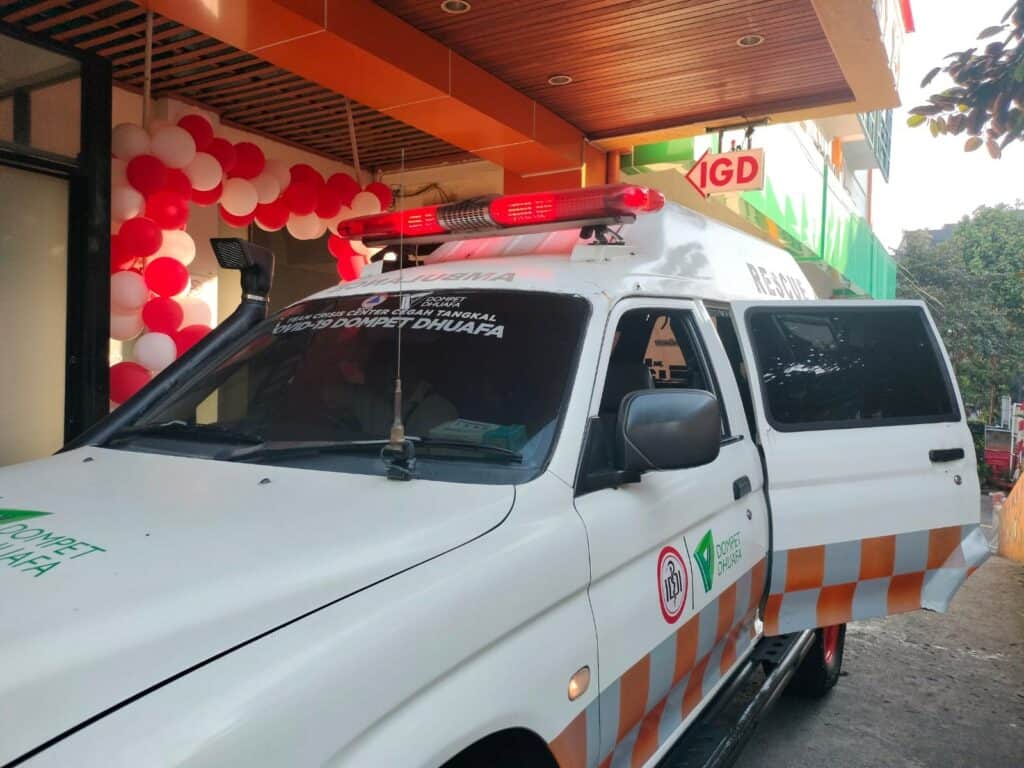 Tim RDK menyiagakan layanan ambulans pada kebakaran di Manggarai, Jakarta, Selasa (13/08/2024).