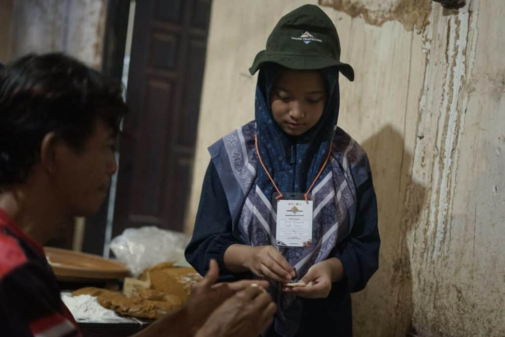 Salwa menjajal pembuatan makanan khas Purwokerto yaitu Nopia dan Mino.