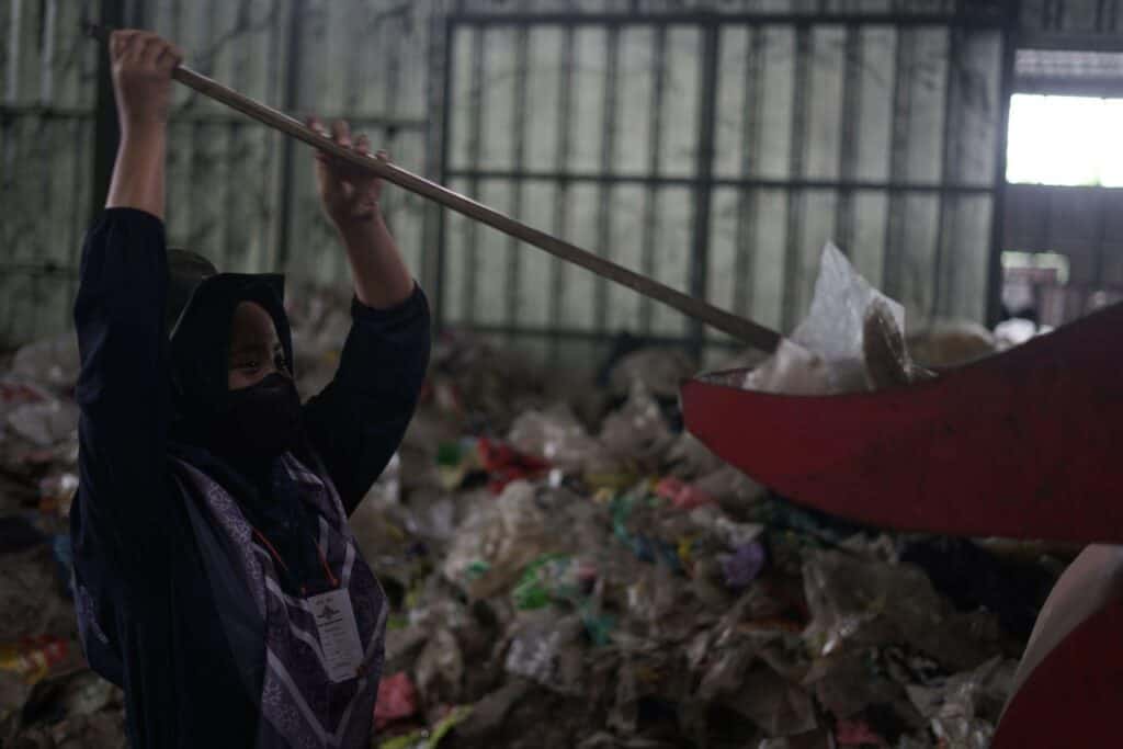 Salwa saat mengurai sampah-sampah yang telah dipilah di TPST Patikraja, Purwokerto, Jawa Tengah.