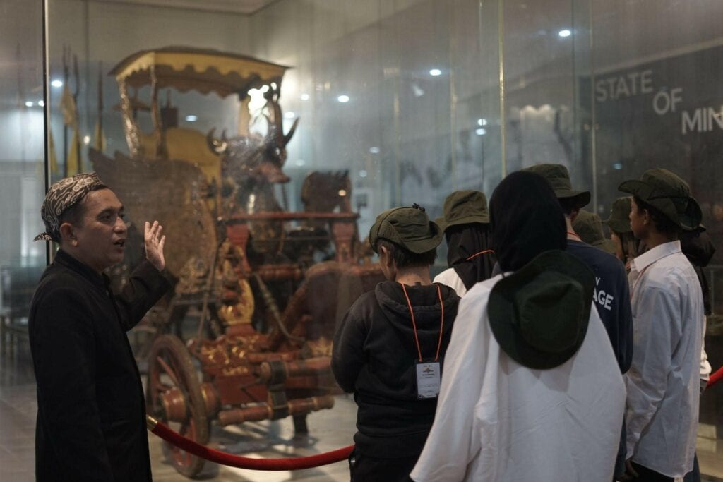 Para peserta saat berada di Museum Pusaka Keraton Kasepuhan, Cirebon, Jawa Barat. 