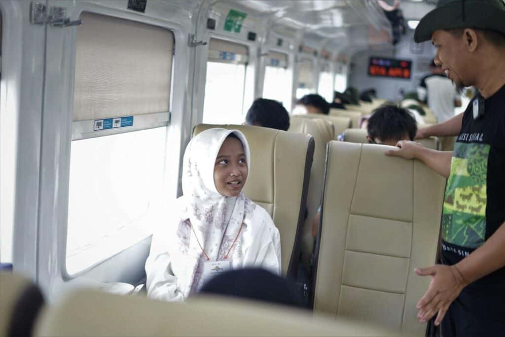 Pengalaman pertama Salwa menaiki kereta jarak jauh. 