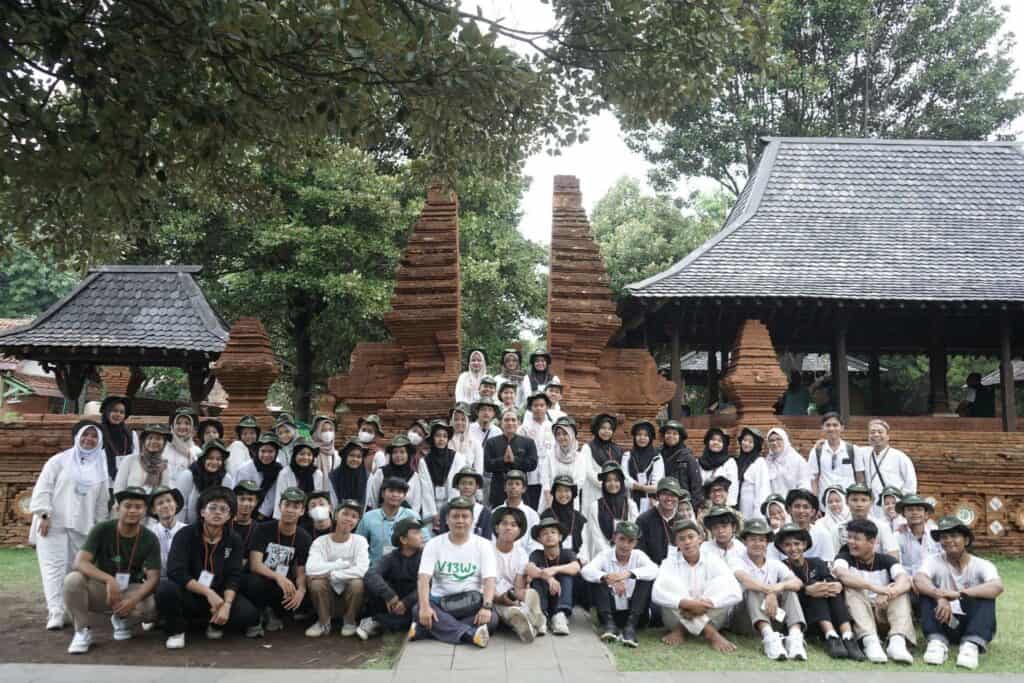 Peserta Young Traveling saat mengunjungi Keraton kasepuhan, Cirebon, Jawa Barat pada (16-17/7/2024).