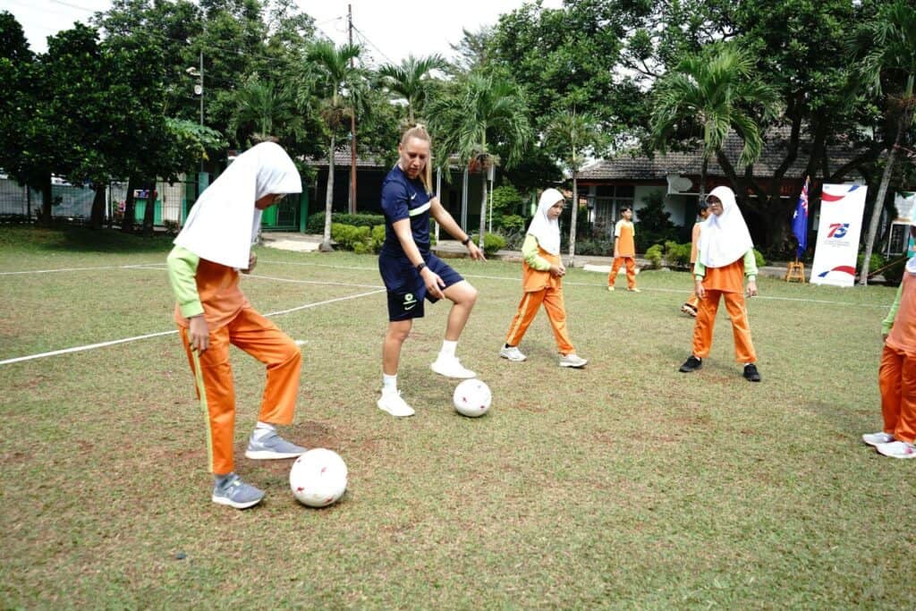 Gema Simon saat melatih teknik dasar sepak bola kepada siswi SD Al Syukro Universal, pada Selasa (10/9/2024). 