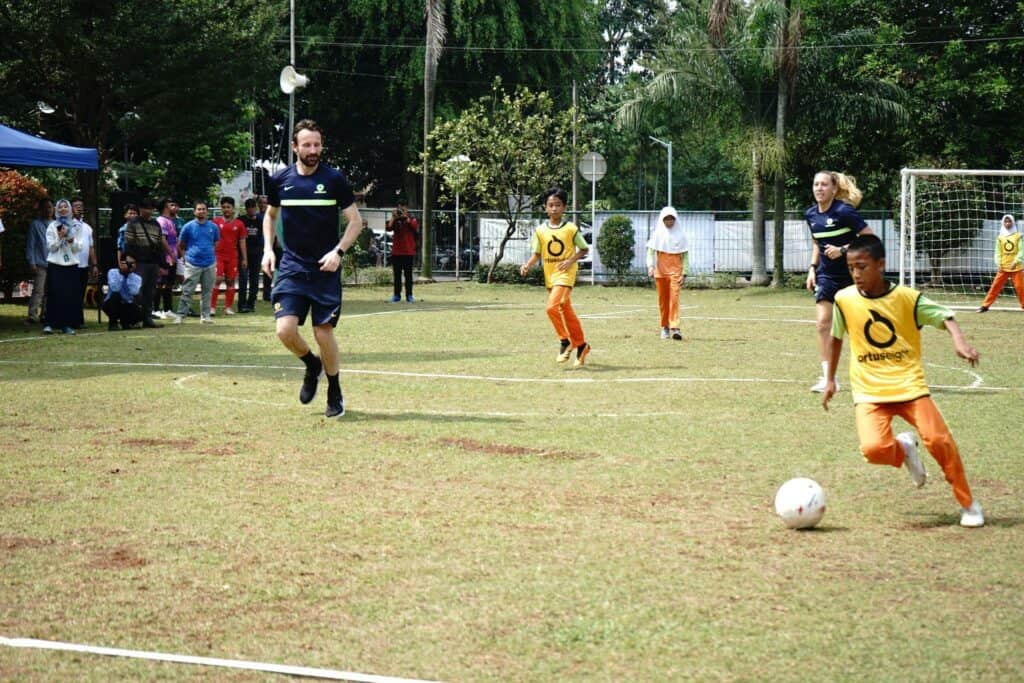 Para siswa mendapatkan  pelatihan langsung dan melakukan pertandingan bersama atlet nasional Australia, Josh Kenedy dan Gema Simon.