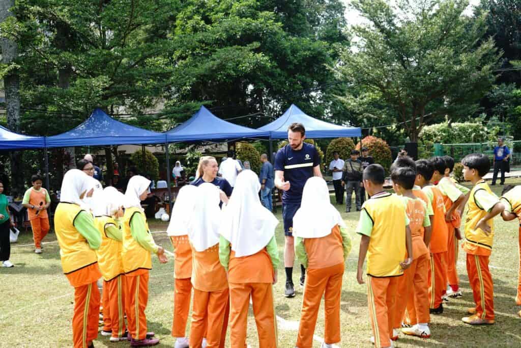 Selain melatih kemampuan sepak bola, acara ini juga menghadirkan sesi sharing session, di mana para siswa dapat berdiskusi secara langsung, dan mendapatkan pengalaman menarik.