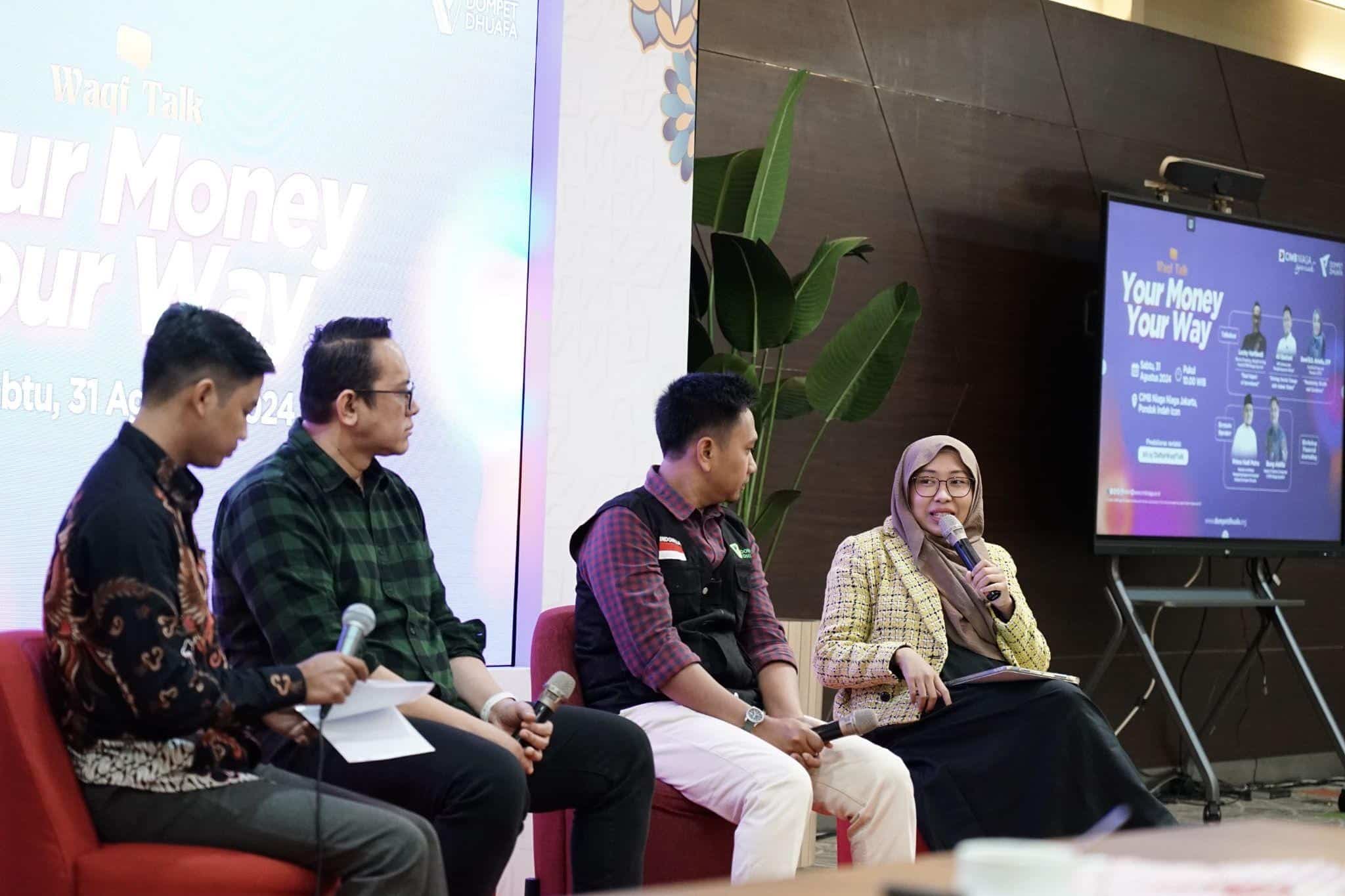 Sesi Gelar Wicara diisi oleh Luky Harfiandi (dua dari kiri) selaku Sharia Funding & Community Head CIMB Niaga Syariah, Ali Bastoni (dua dari kanan) selaku GM Penghimpunan dan Literasi Wakaf Dompet Dhuafa, dan Dewi R.D. Amelia (paling kanan) sebagai seorang Certified Financial Planner.