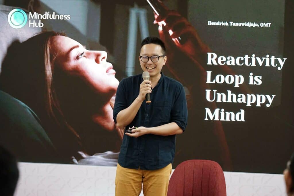 Seorang Mindfulness Practitioner memimpin workshop "Mindful Wealth: Merging Financial Growth with the Spirit of Giving".