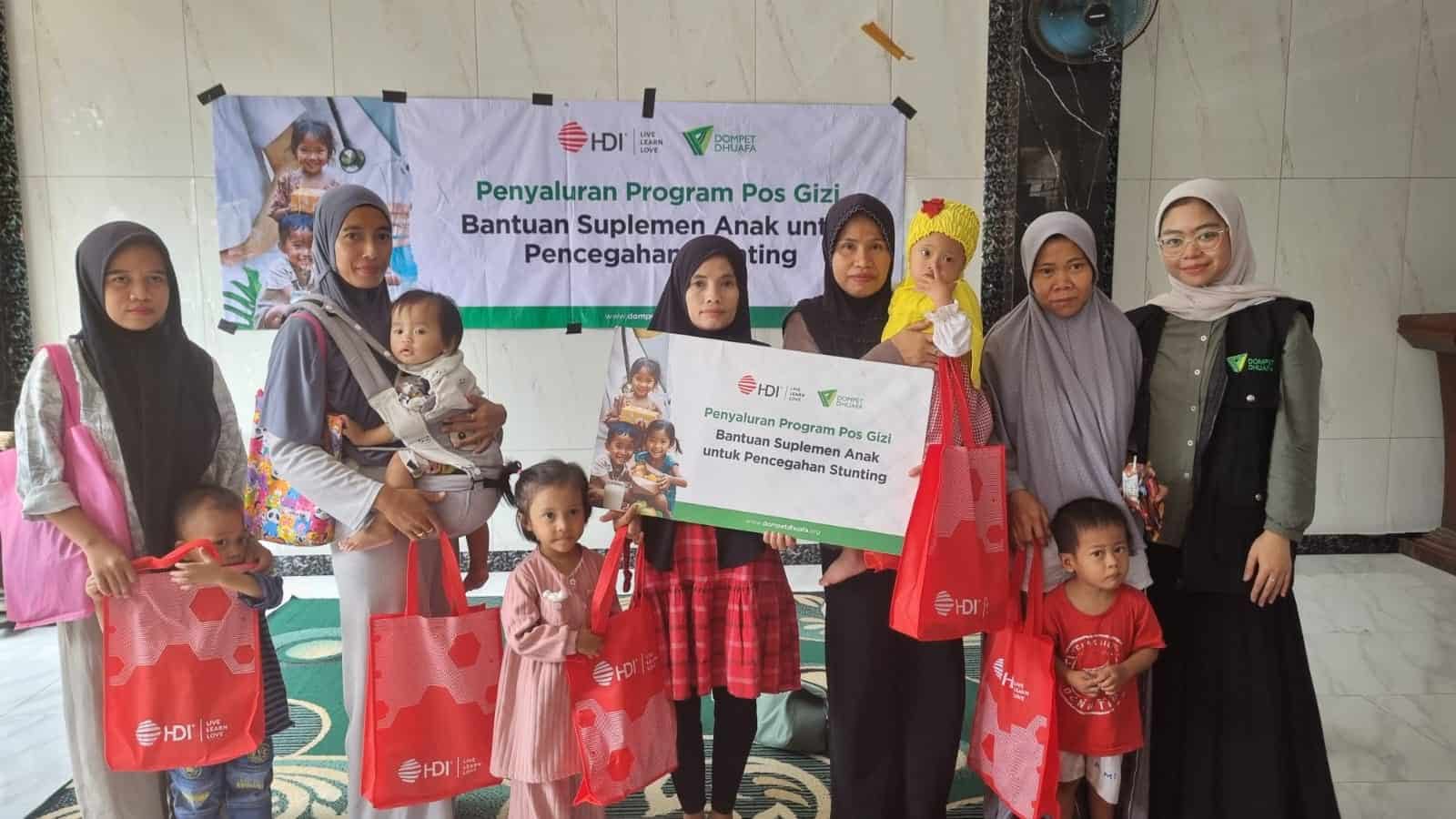 Para penerima manfaat program kesehatan oleh Dompet Dhuafa dan Harmoni Dinamik Indonesia (HDI).