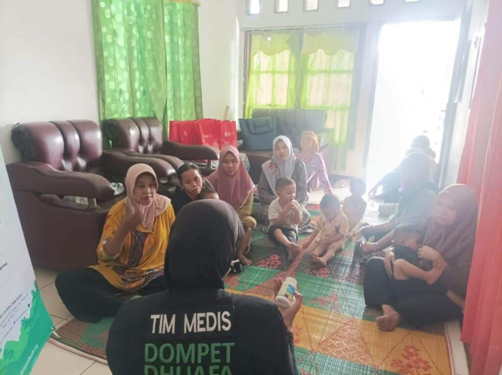 Edukasi tentang tumbuh kembang anak kepada para orang tua di Desa Sarimukti.