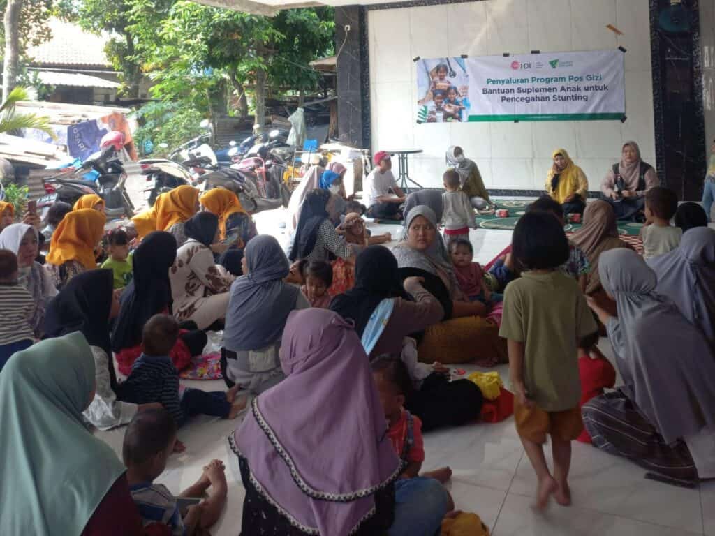 Edukasi tentang tumbuh kembang anak kepada para orang tua di Pos Sehat Al Ikhlas.