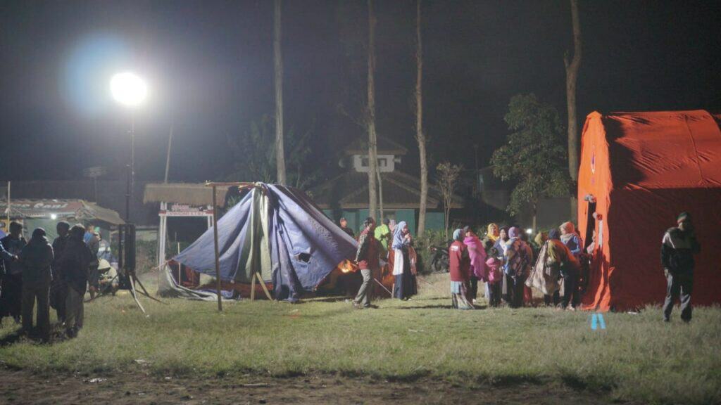 Kondisi pengungsian di Lapangsari, Desa Cibeureum, Kecamatan Kertasari, Kabupaten Bandung pada Rabu (18/09/2024) malam hari.