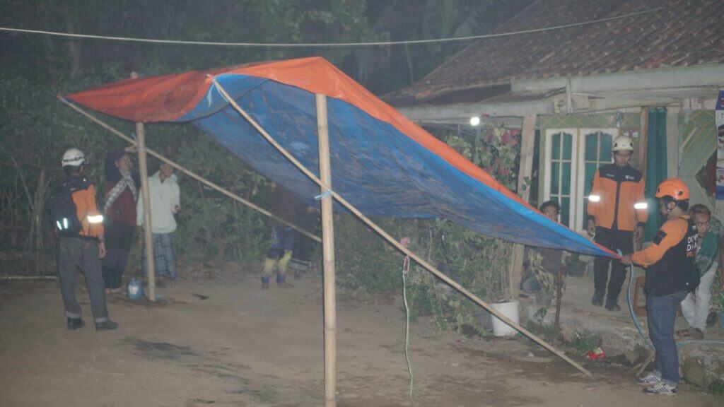 Tim DMC Dompet Dhuafa membantu para pengungsi mendirikan tenda darurat dari terpal sebagai tempat tidur sementara.