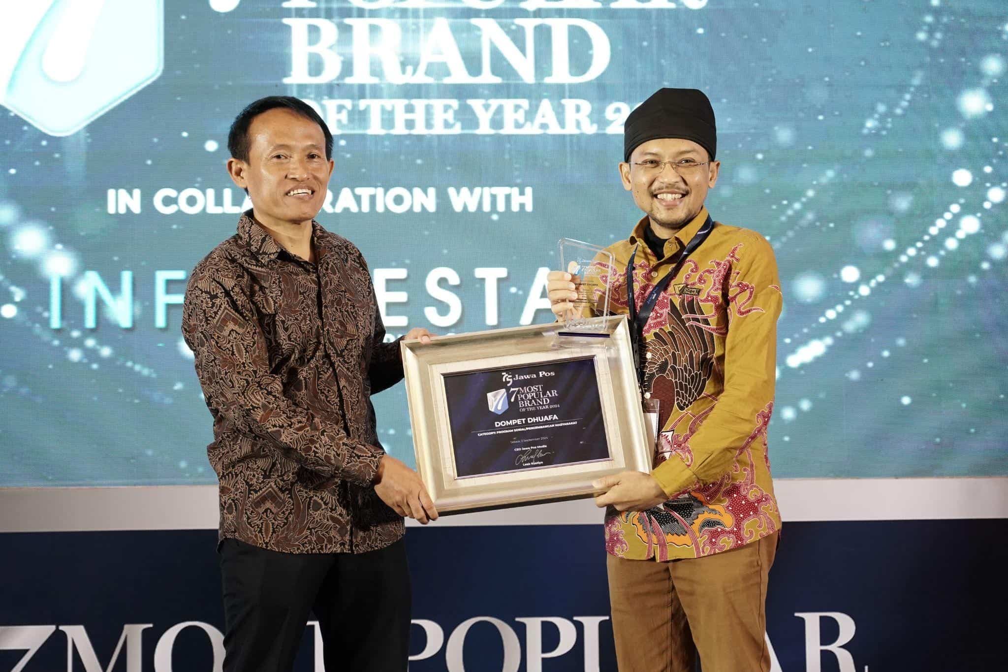 Dompet Dhuafa menerima penghargaan Jawa Pos untuk 7 Most Popular Brand of the Year 2024, kategori Program Sosial/Pengembangan Masyarakat.