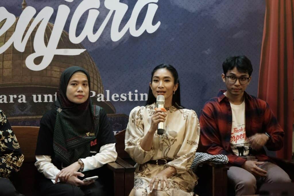 Happy Salma dalam Konferensi Pers Tanah Yang Terpenjara menyampaikan bahwa kemanusiaan harus terus ditegakkan.