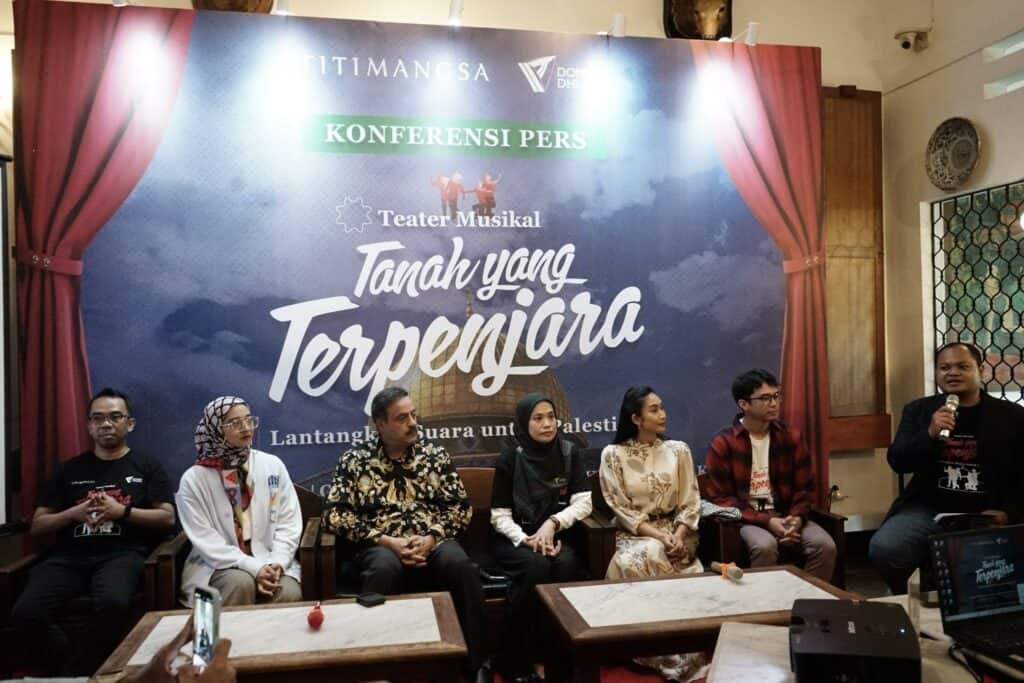 Dompet Dhuafa menggelar Konferensi Pers Teater Musikal Tanah Yang Terpenjara #LantangkanSuarauntukPalestina, berkolaborasi dnegan Titimangsa, Rabu (18/9/2024) di Bakoel Koffie, Cikini, Jakarta.