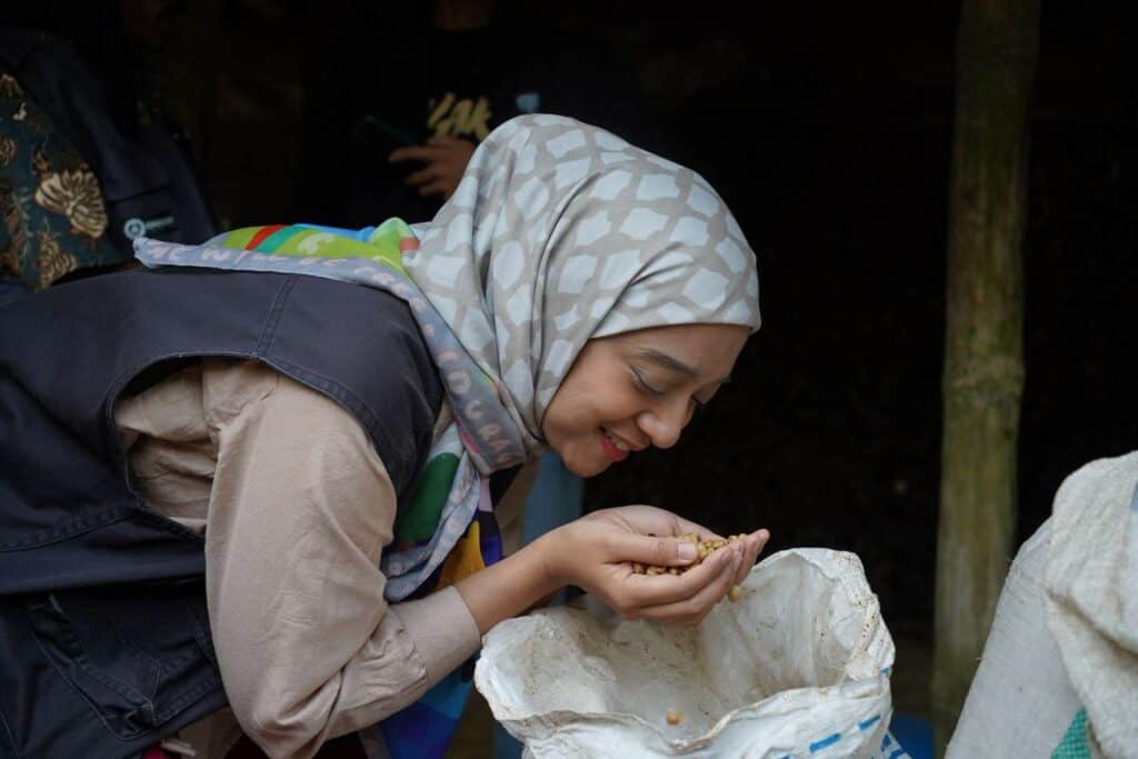 Chiki Fawzi menilik langsung hasil pertanian Kopi Kahayya dalam kegiatan Hulu Trip Pemberdayaan Kopi oleh Dompet Dhuafa Sulsel.