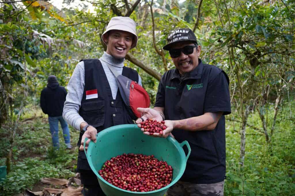 Pandu Heru Satrio (kiri) dan Daeng Uki (kanan) menilik langsung hasil pertanian kopi dalam kegiatan Hulu Trip Pemberdayaan Kopi oleh Dompet Dhuafa Sulsel.