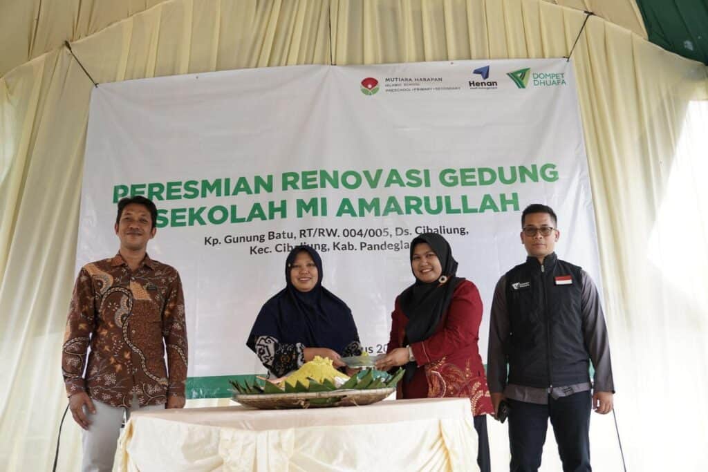 Pemotongan tumpeng sebagai tanda resmi selesainya renovasi gedung sekolah MI Amarullah Pandeglang melalui Program Milenial Bangun Sekolah.