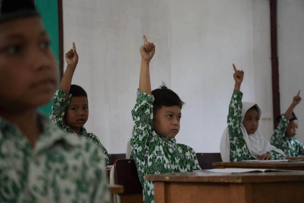 Tampak kursi baru yang sedang digunakan siswa MI Amarullah Pandeglang, Rabu (28/08/2024).