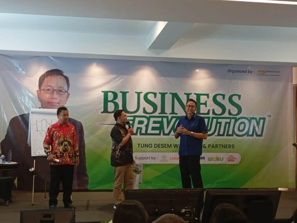 Peserta seminar TDW Resource (kiri), Dimas Muttakhin (tengah) dan Tung Desem Waringin (kanan) saat melangsungkan inisiasi kebaikan bantuan untuk korban banjir bandang Ternate pada sebuah seminar bertajuk ‘Business Revolution 2024’, Sabtu (31/08/2024).