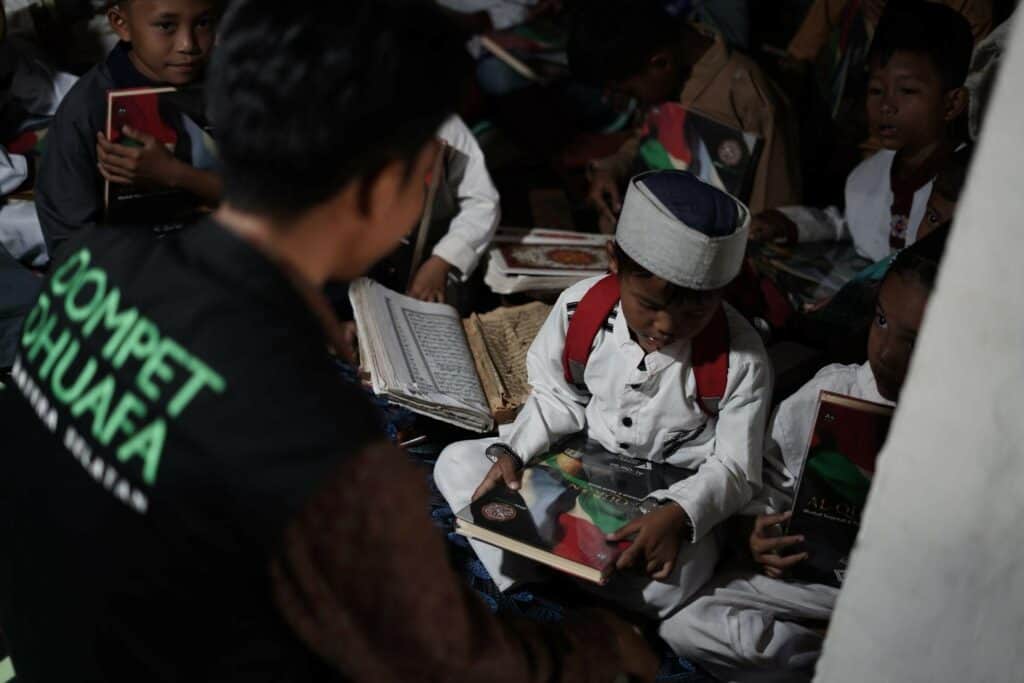 Tim Dompet Dhuafa membagikan mushaf Al-Qur’an baru kepada santri-santri TPA Nurus Salam Desa Ulak sebagai pengganti Al-Qur’an mereka yang sudah kusut.