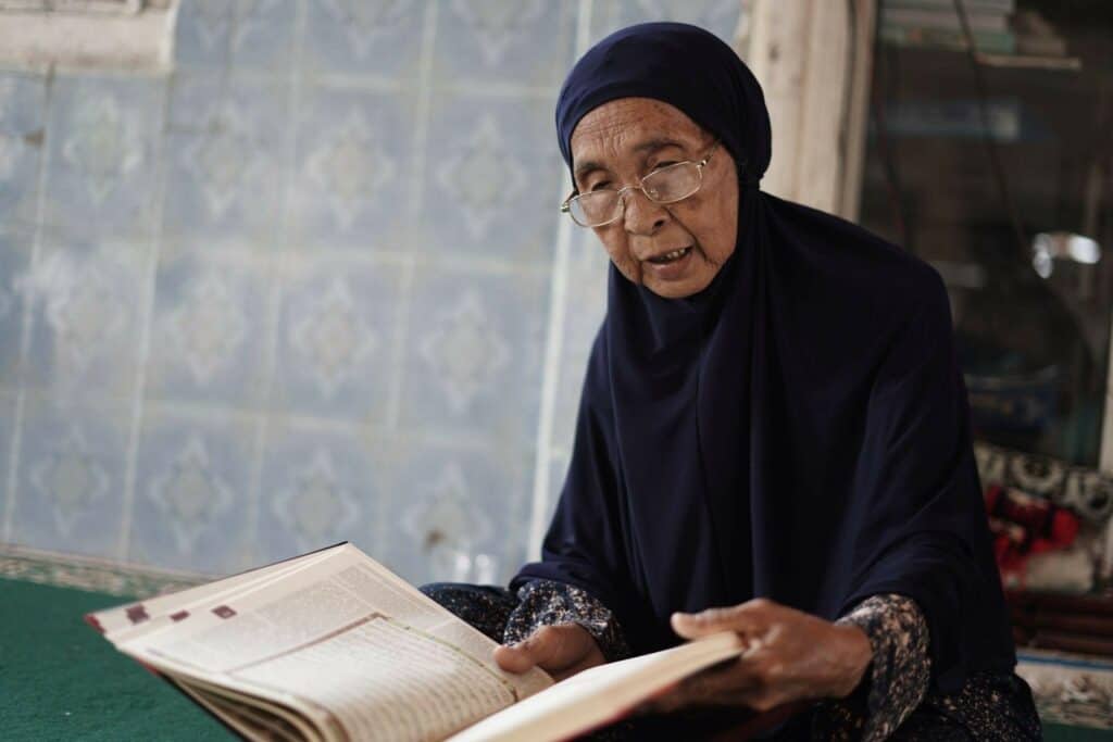 Nurma (72) merasa nyaman membaca Al-Qur’an baru pemberian dari donatur Dompet Dhuafa.