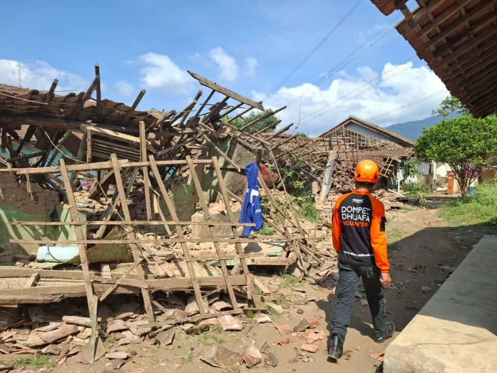 Nampak kerusakan bangunan-bangunan akibat gempa di Kabupaten Bandung.