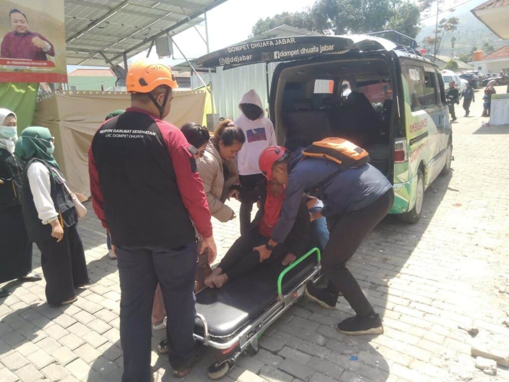 Tim Respon Darurat Kesehatan Dompet Dhuafa Jawa Barat sedang menangani penyintas gempa di Kabupaten Bandung.