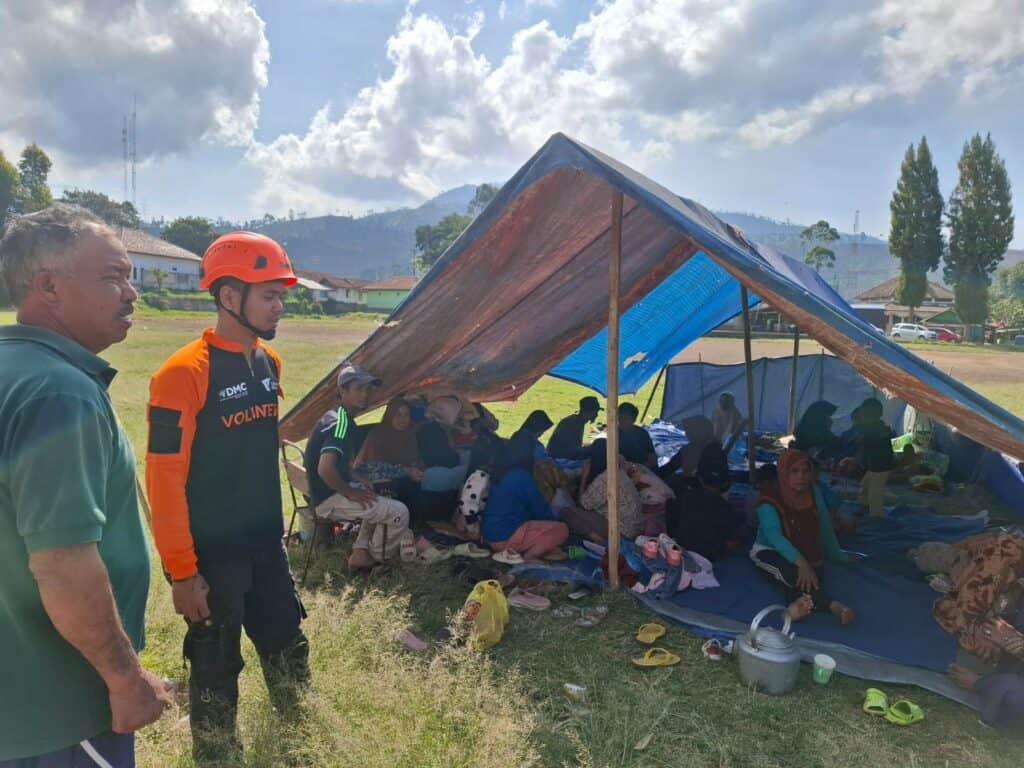 Tim Dompet Dhuafa Jawa Barat bersiaga di tengah para penyintas gempa di Kabupaten Bandung.