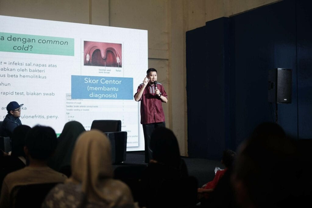 Selain memaparkan tentang bagaimana menjadi orang tua yang cermat, dr Apin juga menyampaikan terkait mitos-mitos seputar kesehatan anak.