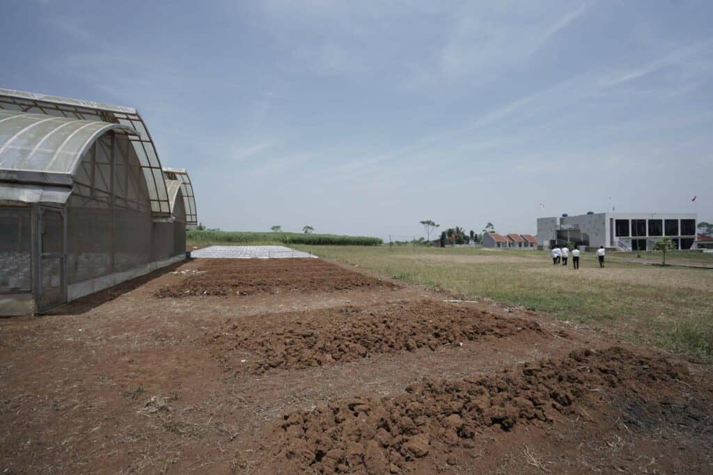 Kawasan lahan wakaf Pesantren Tahfidz Green Lido (PTGL) Sukabumi dan kebun wakaf produktif dengan konsep green house.