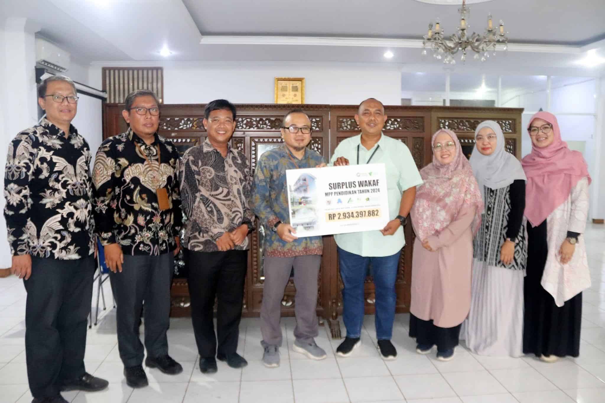 Simbolis penyerahan surplus wakaf produktif dari MPP Pendidikan kepada Dompet Dhuafa.