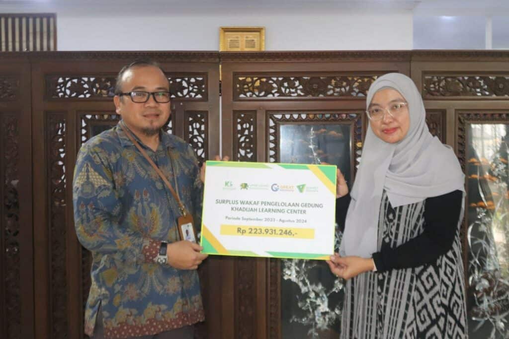 Lily Zulaeha selaku Direktur Kampus Bisnis Umar Usman menyerahkan surplus wakaf KLC.