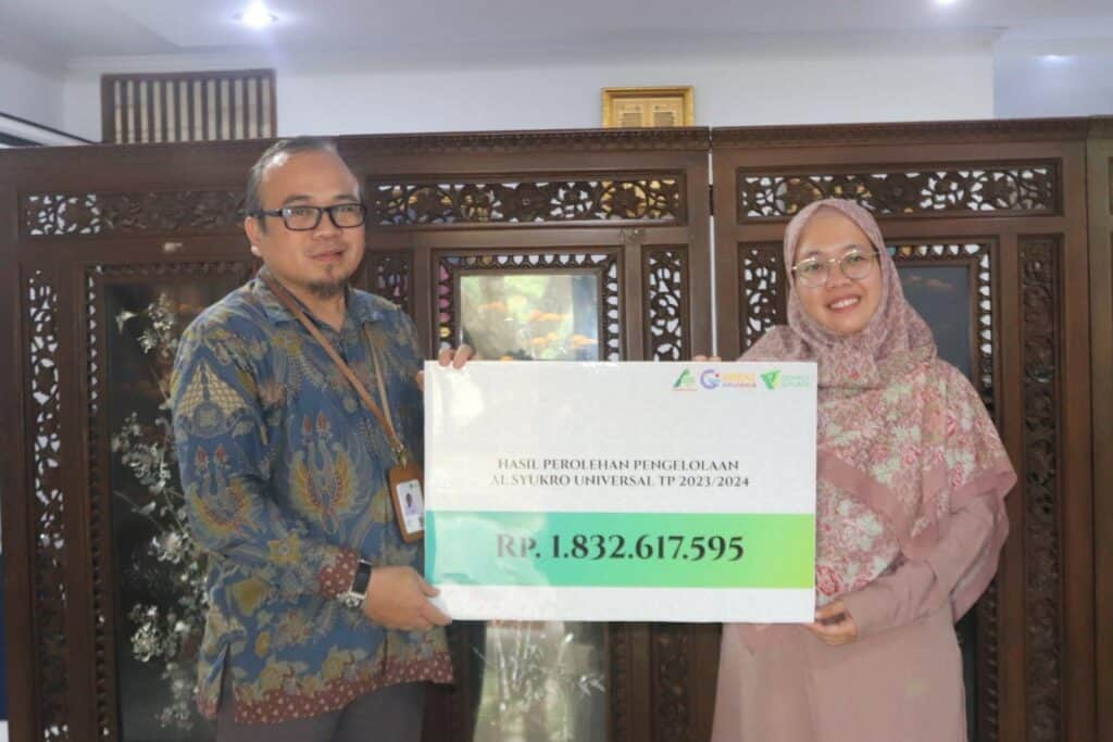 Penyerahan beasiswa pendidikan dari hasil surplus wakaf produktif Al Syukro Universal.