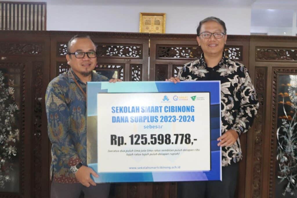 Abdul Kodir selaku Direktur SSC (kanan) menyerahkan surplus wakaf kepada GM Pengembangan Wakaf.