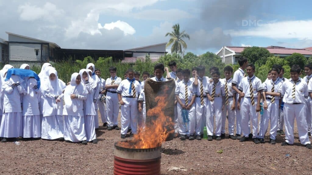 Siswa memperagakan teknik memadamkan api dengan menggunakan kain goni.