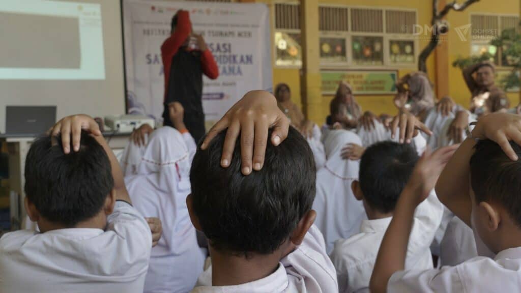 Siswa-siswa memperagakan respon yang dilakukan pertama kali saat gempa terjadi.