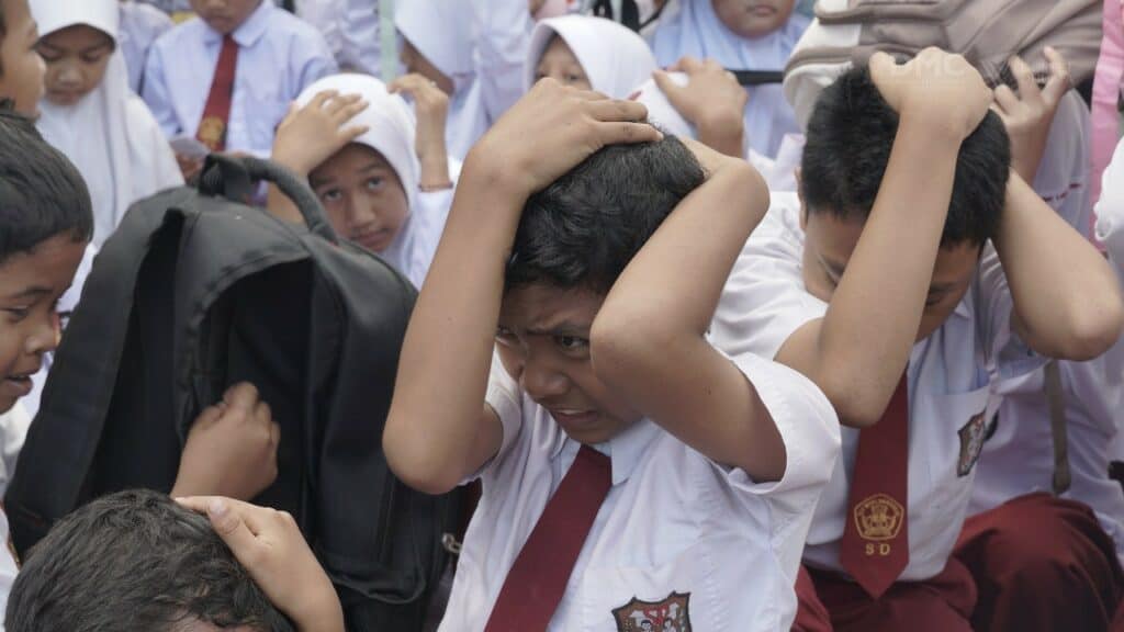 Siswa-siswa memperagakan respon yang dilakukan pertama kali saat gempa terjadi.