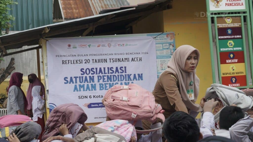 Siswa-siswa memperagakan respon yang dilakukan pertama kali saat gempa terjadi.