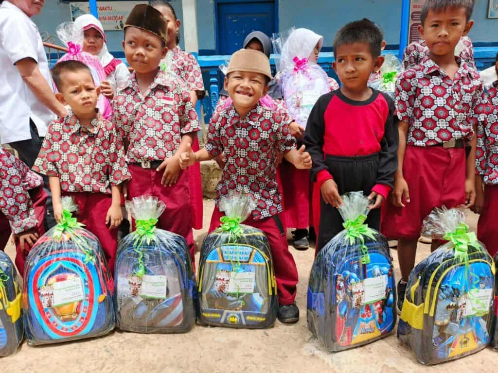 Anak-anak SD Negeri 151 Palembang menerima bingkisan berupa School Kit untuk menunjang kegiatan belajar.