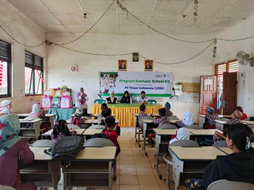 Penyaluran Program Bantuan School Kit persembahan dari PT Trissor Indonesia (LEKA).