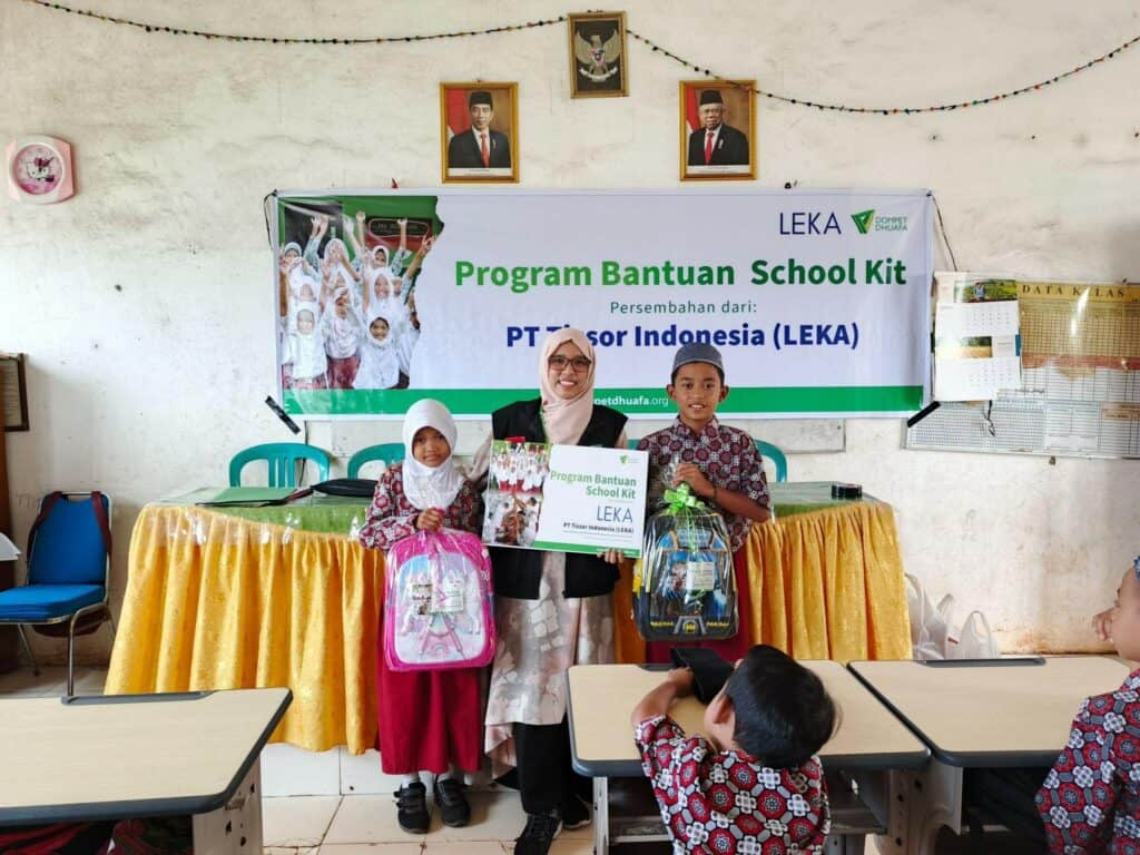 Simbolis Penyaluran Program Bantuan School Kit persembahan dari PT Tissor Indonesia (LEKA) di SD Negeri 151 Palembang pada Rabu (11/9/2024).